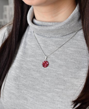 Stříbrný přívěsek s krystaly Swarovski červený kulatý 34225.3 Cherry