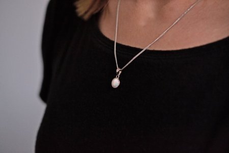 Náhrdelník se syntetickým bílým opálem kulatý 12077.1 white