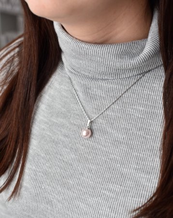 Stříbrný přívěsek s růžovou kulatou Swarovski perlou 34150.3 Rosaline