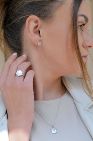 Strieborný náhrdelník hexagón s bielou perleťou 12149.1