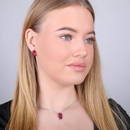 Strieborné náušnice visiace s kryštálmi Swarovski červené polkruh 31164.3 Cherry