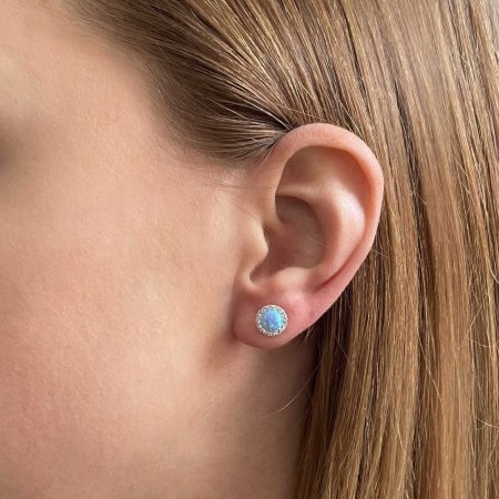 Strieborné náušnice kôstky so syntetickým opálom a krištáľmi Preciosa svetlomodré okrúhle 31217.1 Lt. Blue s. Opal