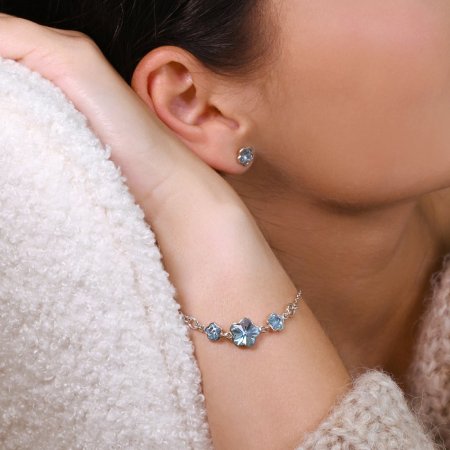Strieborné náušnice pecka s kryštálmi Swarovski modrá kytička 31255.3 Aqua