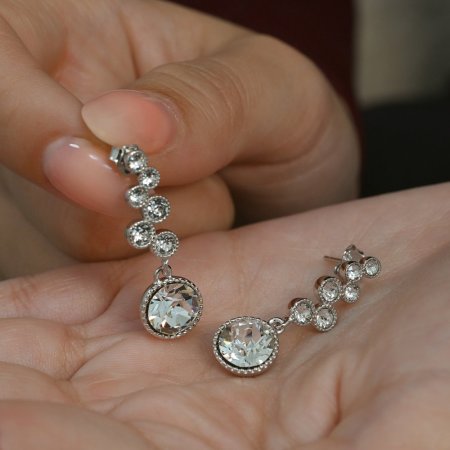 Strieborné náušnice visiace s kryštálmi Swarovski biele okrúhle 31265.1 Kryštál