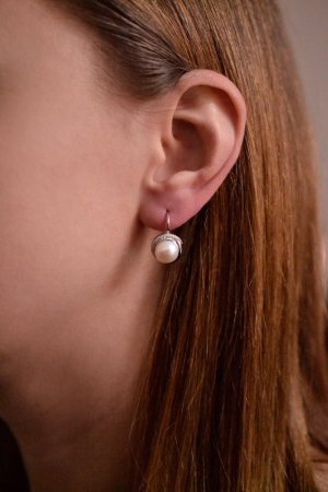 Strieborné náušnice visiace s bielou riečnou perlou a zirkónmi okrúhle 21075.1