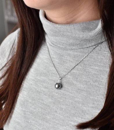 Stříbrný přívěsek s šedou Swarovski kulatou perlou 34150.3 Grey 10 mm