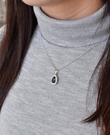 Strieborný prívesok s kryštálmi Swarovski modrá slza 34252.3 Montana