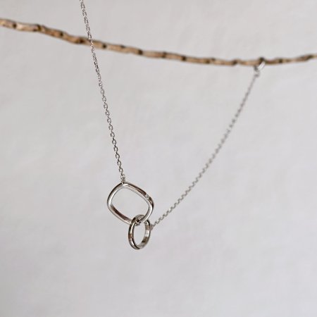 Strieborný náramok krúžok a kocka s mini zirkónikom 13035.1