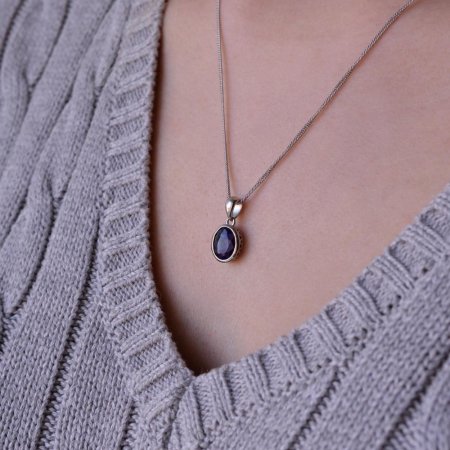 Strieborný náhrdelník s pravým minerálnym kameňom tmavo modrý 12087.3 dark sapphire