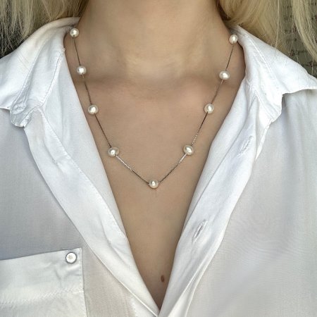 Stříbrný náhrdelník s oválnými říčními perlami na řetízku 22043.1