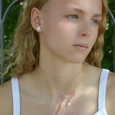 Strieborné náušnice kôstky so syntetickým opálom a krištáľmi Preciosa biele okrúhle 31317.1 White s. Opal