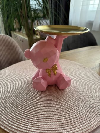 Růžový medvídek z pryskyřice s mašlí a tácem