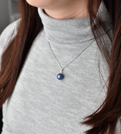 Strieborný prívesok s guľatou tmavo modrou matnou Swarovski perlou 34150.3 Dark Blue