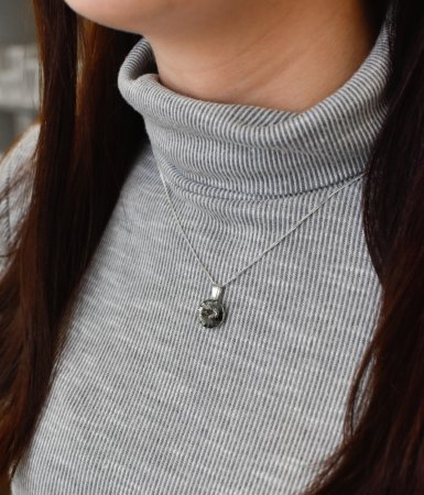 Strieborný prívesok s kryštálmi Swarovski sivý okrúhly-rivoli 34112.3 Black Diamond