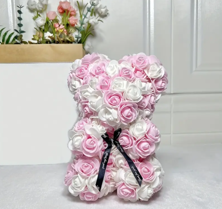 Růžovo-bílý dekorativní medvídek z pěnových růží s mašlí