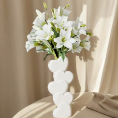 Biela keramická váza v tvare srdca