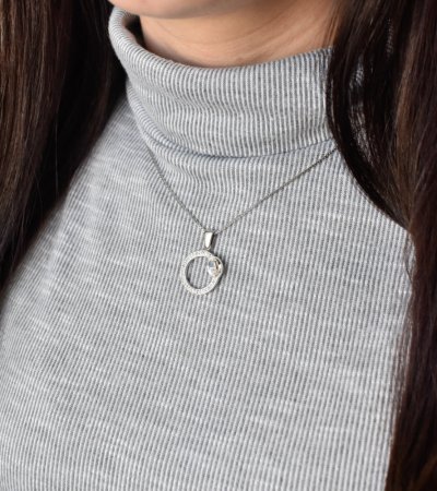 Strieborný prívesok s kryštálmi Swarovski biely kruh 34215.1 Krystal