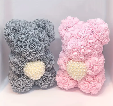 Růžový dekorativní medvídek z pěnových růží s perlovým srdíčkem