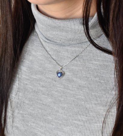 Strieborný prívesok s tmavo modrou matnou perlou srdca 34246.3 Dark Blue