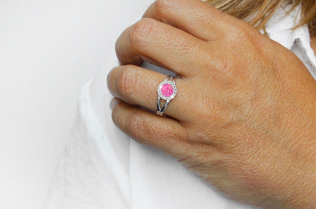 Strieborný prsteň s okrúhlym růžovým opálom a kryštálmi Swarovski Light Fuchsia veľký