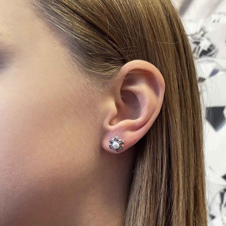 Stříbrné náušnice kytičky multi zirkony s bílou říční perlou 21071.3 Multi