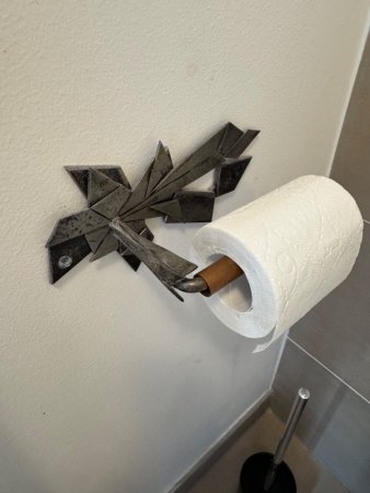 Kovový nástěnný držák na toaletní papír