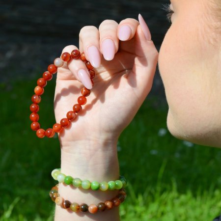 Náramek s minerálními kameny korál tmavý 43056.3