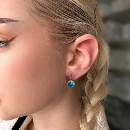 Stříbrné náušnice visací s modrým kulatým syntetickým opálem a zirkony 11463.3 blue