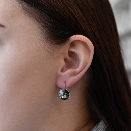 Strieborné náušnice visiace s kryštálmi Swarovski šedej okrúhle 31106.3 Black Diamond