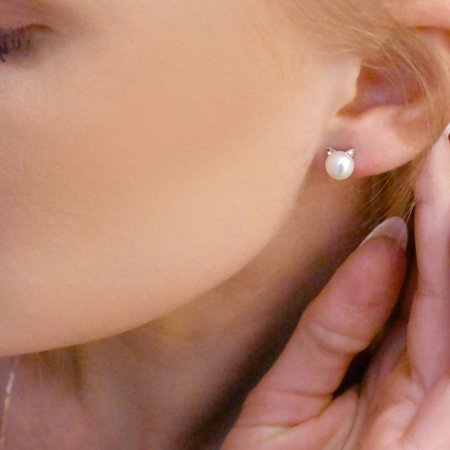 Stříbrné náušnice kočičky s říční perlou 21117.1