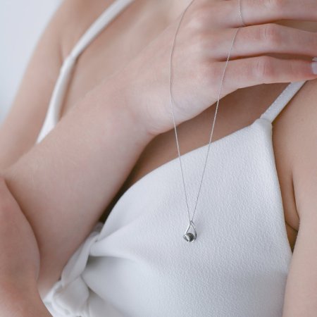 Zlatý 14 karátový náhrdelník bílé zlato s černou říční perlou 82P00030 black