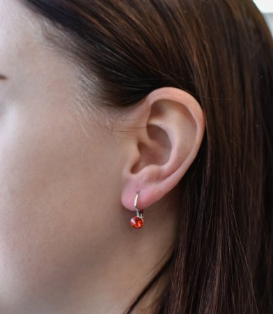 Strieborné náušnice visiace s kryštálmi Swarovski červené okrúhle 31230.3 Light Siam