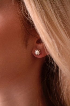 Zlaté 14 karátové náušnice kytička biele zlato s riečnou perlou a briliantmi 81PB00041