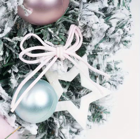 Vianočný veniec s vločkami v ružovej a modrej farbe