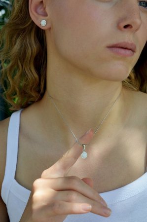 Sada šperků se syntetickým opálem a křišťály Preciosa náušnice a přívěsek bílé kulaté 39160.1 White s. Opal