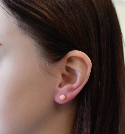 Stříbrné náušnice pecky se syntetickým opálem oranžové kulaté 11001.3 Coral s. Opal