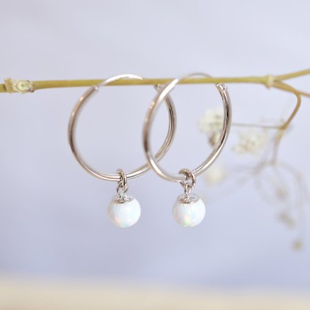 Strieborné náušnice kruhy s guličkou z bieleho syntetického opálu 11410.1 white