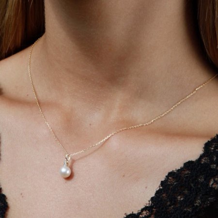 Zlatý 14 karátový přívěsek žluté zlato s bílou říční perlou a třemi zirkony 94PZ00005