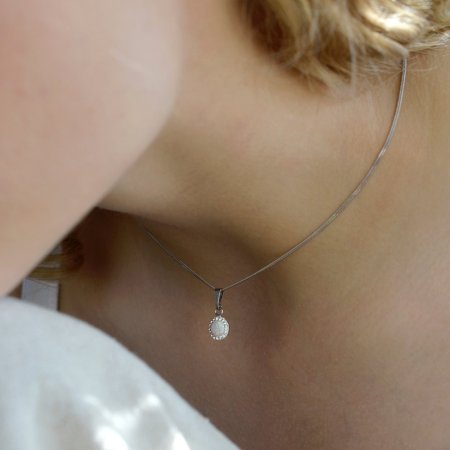 Náhrdelník so syntetickým opálom a krištáľmi Preciosa biely okrúhly 32083.1 White