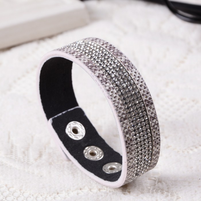 Šedý náramek s bílými křišťály v barvě hadí kůže