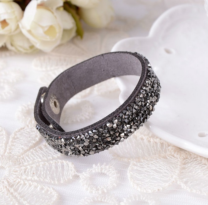 Šedý náramek s křišťály