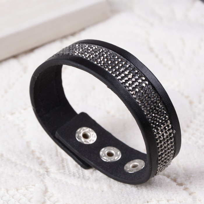 Černý náramek s šedými skleněnými křišťály