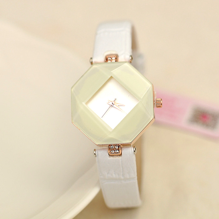 Náramkové módní hodinky bílé barvy